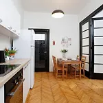 アパート Lovely With 2 Bedrooms ブカレスト