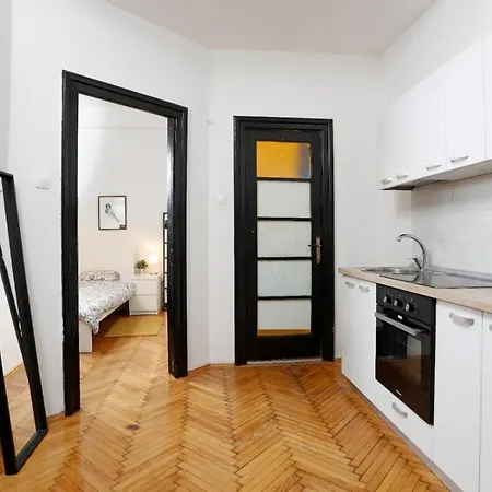 Lovely With 2 Bedrooms ブカレスト