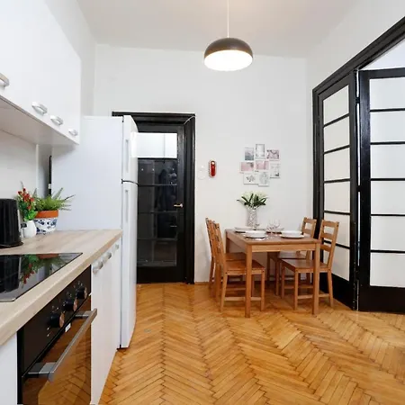 Appartement Lovely With 2 Bedrooms Boekarest