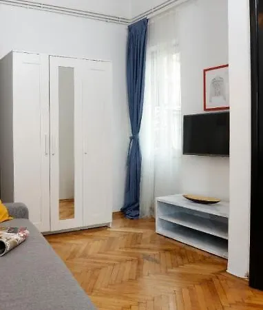Apartament Lovely With 2 Bedrooms Bucureşti