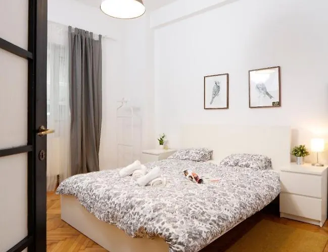 Apartament Lovely With 2 Bedrooms Bucureşti