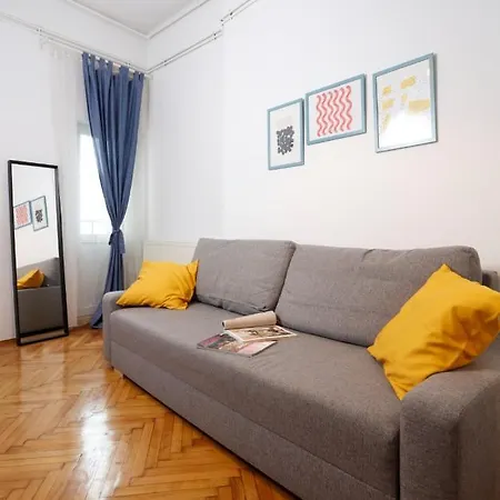 Апартаменти Lovely With 2 Bedrooms *