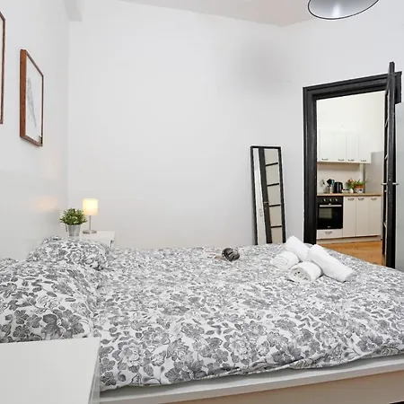 Lovely With 2 Bedrooms Апартаменти Бухарест