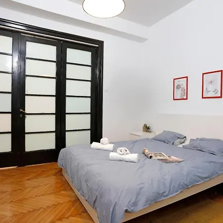 Апартаменти Lovely With 2 Bedrooms *