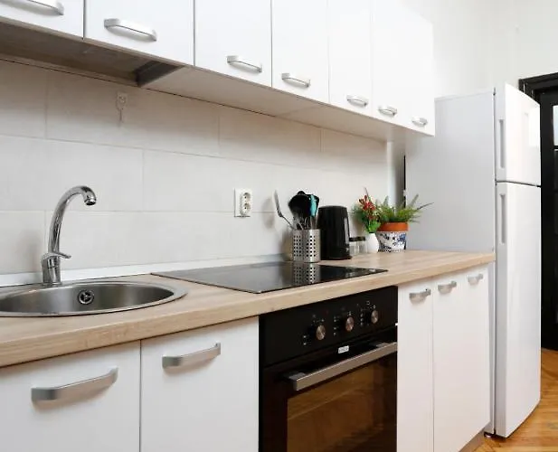 Lovely With 2 Bedrooms Апартаменти *